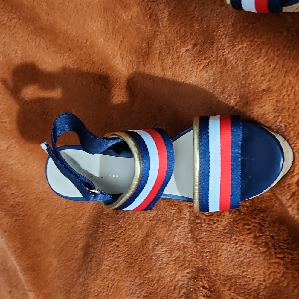 TOMMY HILFIGER WEDGE SANDLE SIZE 6 1/2 - Picture 4 of 5